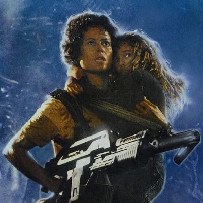 Sigourney Weaver som Ripley och Carrie Henn som Newt i filmen Aliens.