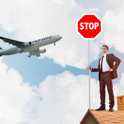 Fotomontage av en ma´n som står på taket med ett stoppskylt, och ett flygplan flyger i bakgrunden.