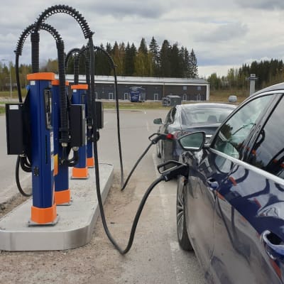 Kaksi sähköautoa latauksessa pikalatauspisteellä Riihimäellä.