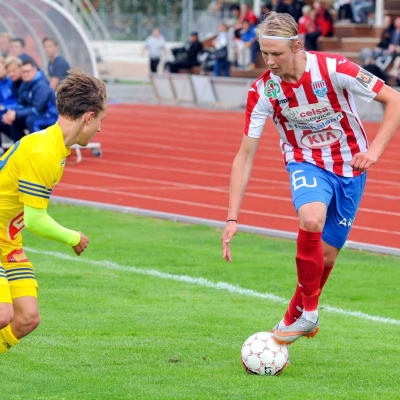 BK-46:s John Fagerström dribblar med bollen.
