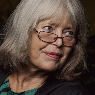 Författaren Agneta Pleijel med glasögon på näsan tittar från sitt håll sett åt vänster.