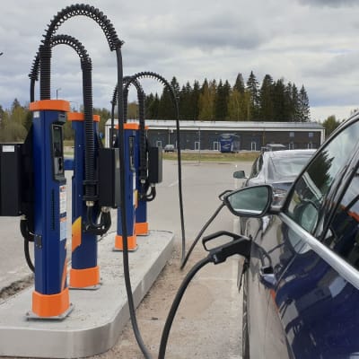 Kaksi sähköautoa latauksessa pikalatauspisteellä Riihimäellä.