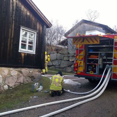 En hotande brand härjade i ett hus på den historiska Klosterbacken i Åbo 30.1.2016.