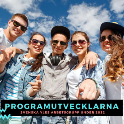Ungdomsgrupp pekar mod kameran. Text i bild: Programutvecklarna Svenska Yles arbetsgrupp under 2022.