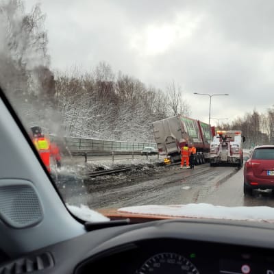 Rekka on kaatunut Turun moottoritiellä Helsingin pään sisääntulon kohdalla.