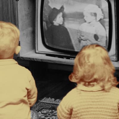 Barn tittar på tv.