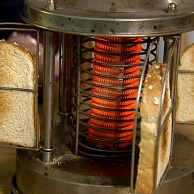 Päivi Valon Saluta-leivänpaahdin on todennäköisesti peräisin 1940-luvulta.