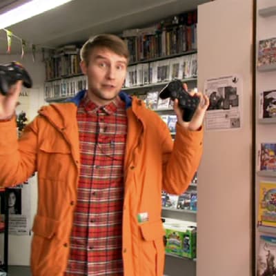 Toimittaja Panu Vatanen selvittää Xbox Onen ja PS4:n eroja