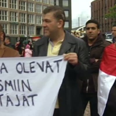 Irakier demonstrerar i Helsingfors