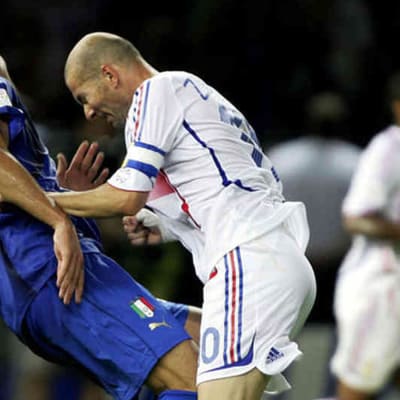 Ranskan Zinedine Zidane puskee Italian Marco Materazzia Jalkapallon MM-kisoissa 2006