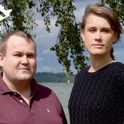 Peter Sjöholm och Eva-Maria Koskinen vid en strandbjörk