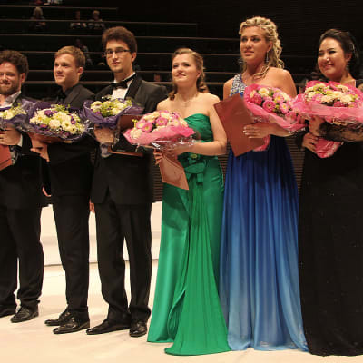 VII kansainvälisen Mirjam Helin -laulukilpailun finalistit kukitettuina kilpailun jälkeen.