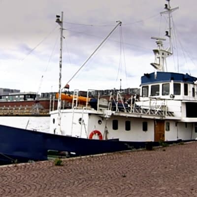 Husbåt vid Sandvikskajen i Helsingfors.
