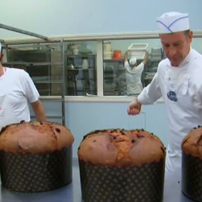 Fångarna bagar tårta i fängelset Padua i Italien.