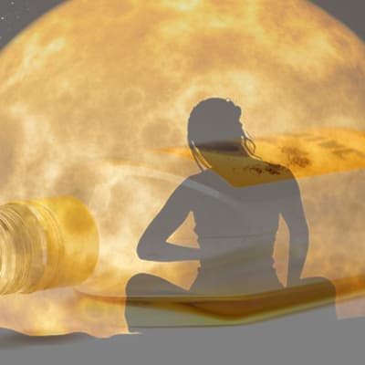 En kvinna som mediterar under fullmånen, och en flaska jallu.