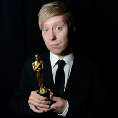 nicke alden med oscarsstatyett