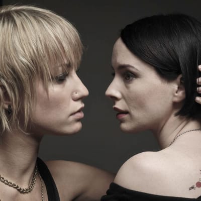 Lip Service-sarjan Frankie (Ruta Gedmintas) ja Cat (Laura Fraser).