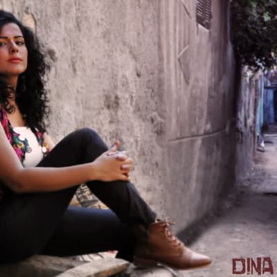 Porträtt av Dina El Wedidi (skivomslag).