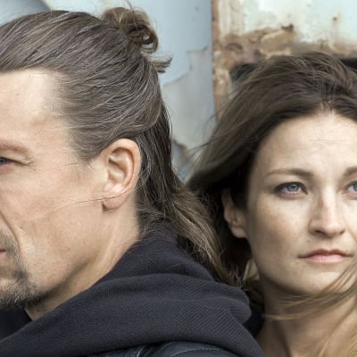 Koukussa-sarjan Oskari (Tommi Eronen) ja Krista (Matleena Kuusniemi).