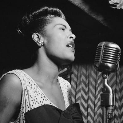 Billie Holiday sjunger i en mikrofon