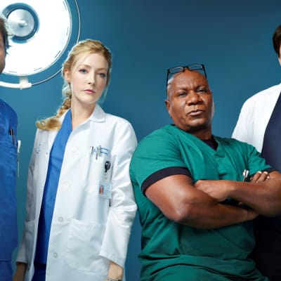Monday Mornings-sarjan lääkärit Tyler Wilson (Jamie Bamber), Tina Ridgeway (Jennifer Finnigan), Jorge Villanueva (Ving Rhames) ja Harding Hooten (Alfred Molina)