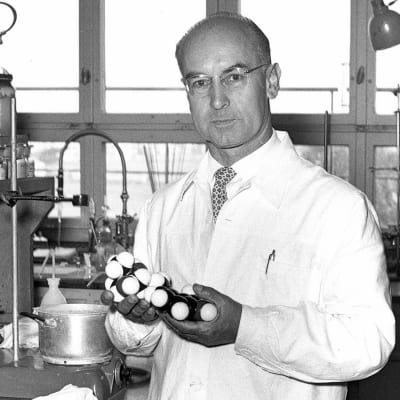 LSD:n keksijä Albert Hofmann vieraili 1960-luvun alussa myös suomessa kertomassa kehittelemistään uusista lääkeaineista.