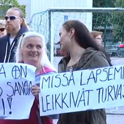 Invånare i Runosbacken i Åbo demonstrerar mot asylboende