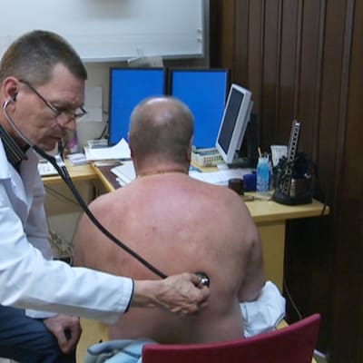 Patient undersöks med stetoskop