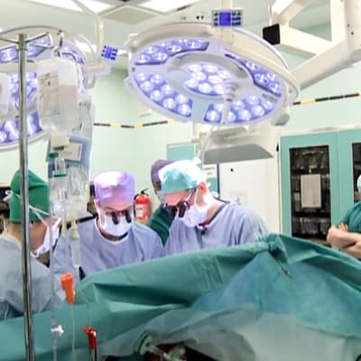 Leikkaussalissa tehdään operaatiota