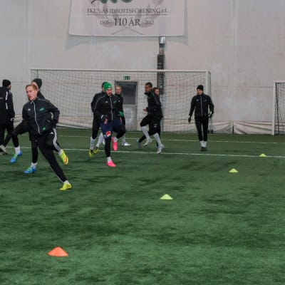 Fotbollsspelare tränar i en hall.