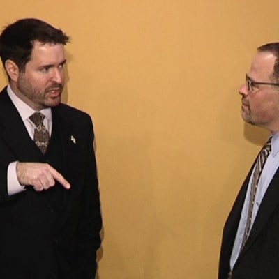 Jed Willard (till vänster) och Adam Berinsky planerar kursen i informationskrigföring för finländska tjänstemän den 18 januari 2016.