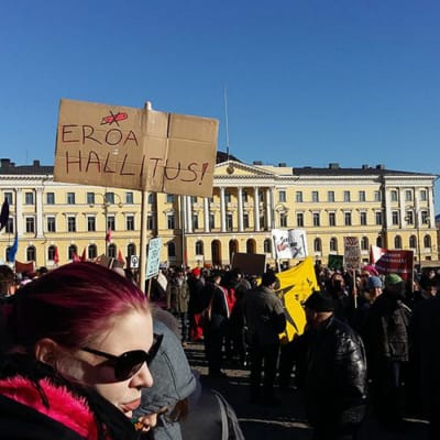 Demonstration mot regeringens nedskärningar i Helsingfors.
