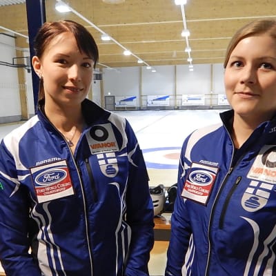 Prisma Studio kutsui testiin kaksi suoruuden ammattilaista, Suomen curlingmaajoukkueen Milja Hellstenin ja Jenni Räsäsen.