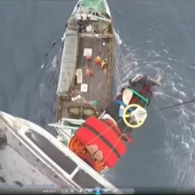 Argentinsk sjöman hissas upp i räddas av en helikopter.