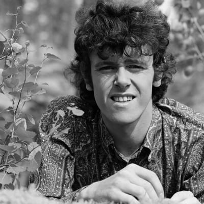 Folklaulaja Donovan koivunvarpujen keskellä Ohimennen-ohjelmassa 1966.