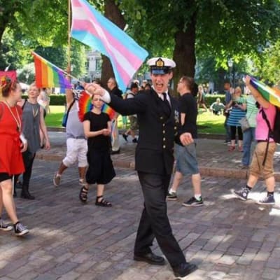 Översergeant Juho Pylvänäinen deltog i Prideparaden i Helsingfors iklädd uniform.