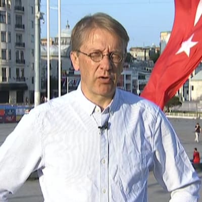 Yles utrikesredaktör och Turkietkännare Tom Kankkonen i Istanbul.