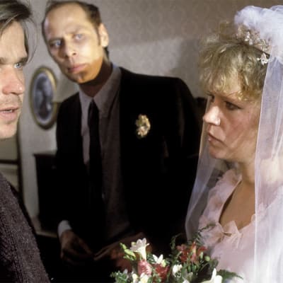 Mallu ja Viltteri menevät vihille tv-elokuvassa katsastus (1988).