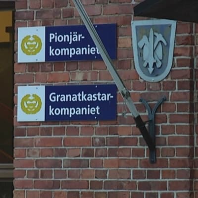 Ingången till grantkastar- och pionjärkompaniet vid Nylands Brigad.
