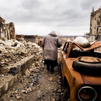 Gammal dam bland ruiner i Ukraina