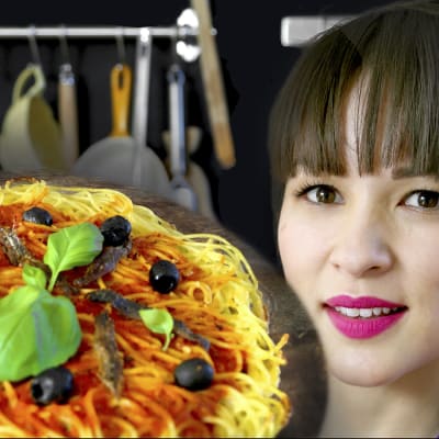Brittiläinen tv-kokki Rachel Khoo sarjassaan Ruokatuliaisia maailmalta.
