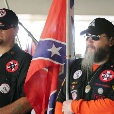 Pahamaineisen Ku Klux Klanin jäsenmäärä kasvaa Yhdysvalloissa, ja liikkeen riiteissä ristit roihuavat.