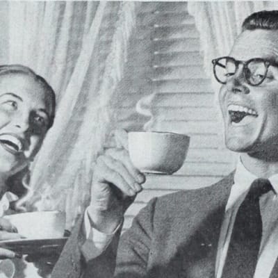 mies ja nainen nautiskelevat elämästä ja kahvista mainosmaisen täydellisesti