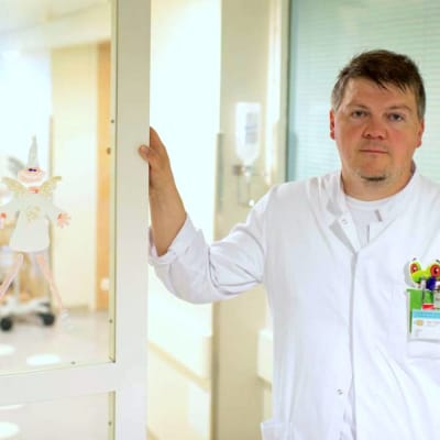 Markus Granholm poserar i en sjukhuskorridor.