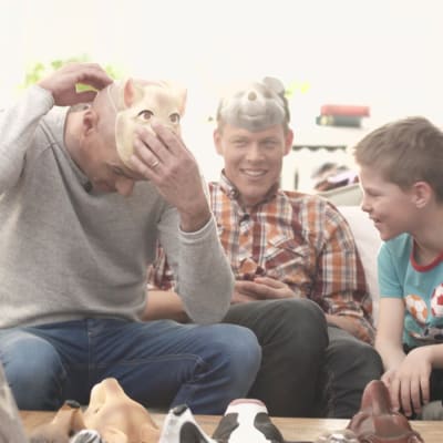 Ann Edgrens regnbågsfamilj i soffan.