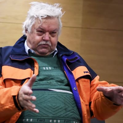 Olli Sademies i orange jacka i Helsingfors tingsrätt 4.1.2017.