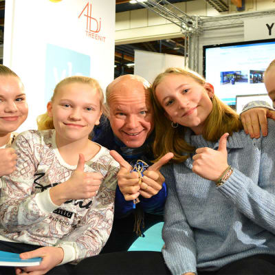 Kaj Kunnas poserar tillsammans med fyra av Nyhetsskolans reportrar.