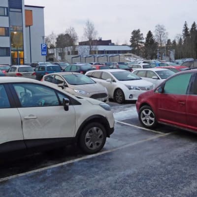 Parkeringen vid Mellersta Österbottens centralsjukhus.