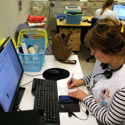 Sjukskötare Tanja Saarelainen behandlar elektroniska formulär i hälsostationen i Vallgård i Helsingfors.