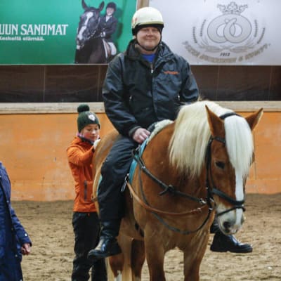 Juha Heininen på hästryggen.
